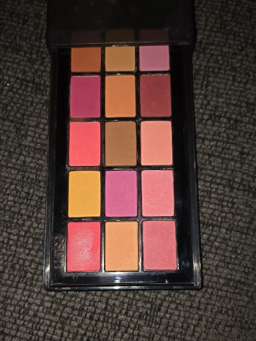 ESUM eyeshadow palette